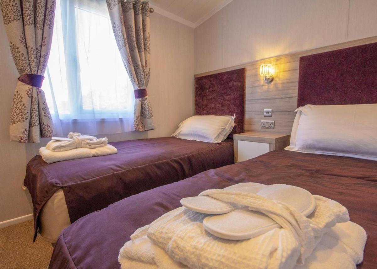 Hôtel Westlands Country Park à Annan Extérieur photo